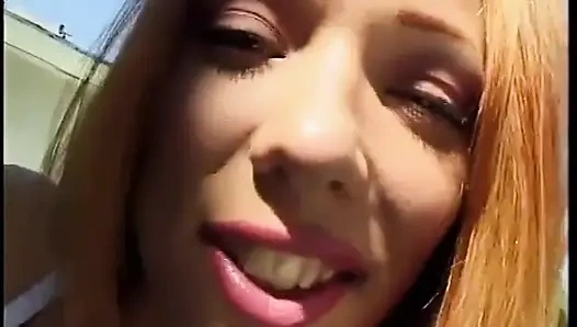 Dolgulu adam genç kızıl saçlı sıska kız Chandler'ın sikini sikiyor ve genç kızının yüzünü sikiyor