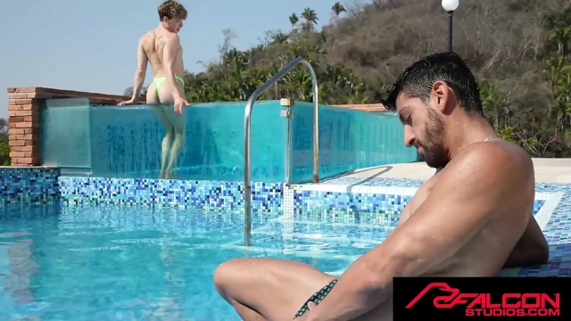 FALCON STUDIOS - Danny Fantasy cam asansörde Hunk Alessandro tarafından prezervatifsiz sikiliyor
