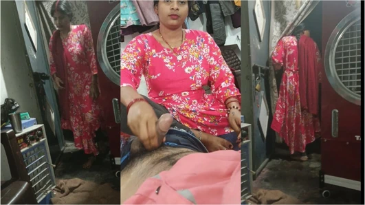 Bhabhi Devar Ke Ladn Ke Pani Nikali Hand Se Raat Ko Ghar Pe Akele Ake Hindi Audio Desi Handjob, Handjob