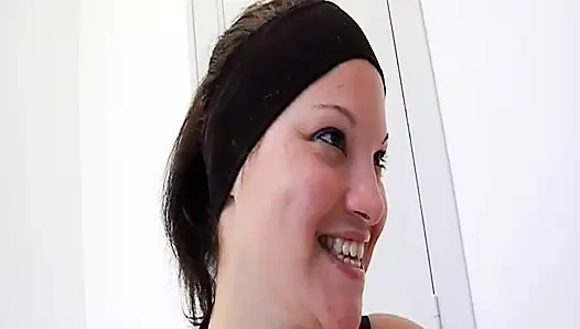 Tombul orta yaşlı seksi kadınlar çift takım aygır vahşi üçlü grup seks yapıyor