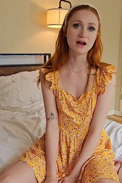 Миниатюрная рыжая соседка по комнате Scarlet Skies делает все, чтобы заплатить арендную плату