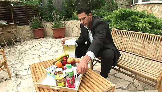 İki edepsiz kaltak sert yarak emiyor ve sikişiyor