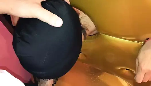 Giyotin ile zaptedilen, hareket edemeyen ve açık maske ile irama hastası bir seks kölesi yetiştirmek