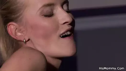 Sarışın genç ve lesbain olgun yakalandı oynuyor