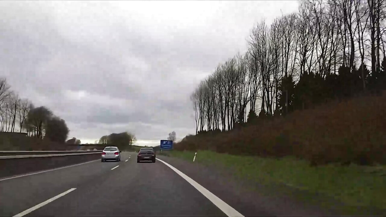 Beim Autofahren mit dem Dildo bearbeitet Milf real Orgasm