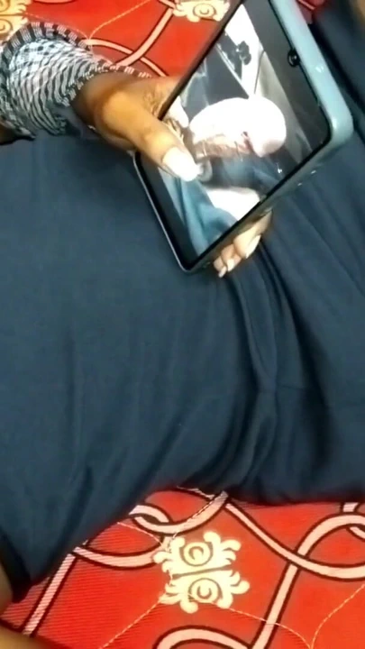 Mallu kız üvey erkek kardeşinin büyük yarak resmini izlerken siyah bal amını parmaklıyor | Klip 1