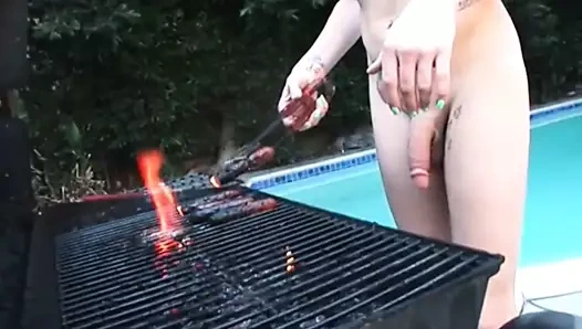 Travesti gozando no churrasco