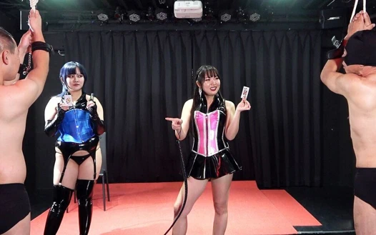 İki sahibe tarafından cennet ve cehennem kartı kırbaçlama oyunu, kazanan köle sikini elle okşuyor ve kaybeden köle kırbaçlanıyor