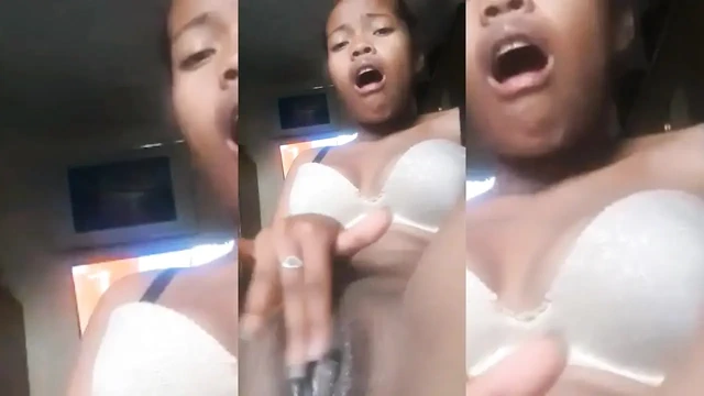 Heyecanlı amcığını iyi oynuyor