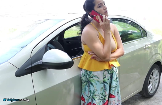 Tamirci ıssız bir yerde mahsur kalan evli kadını sikiyor