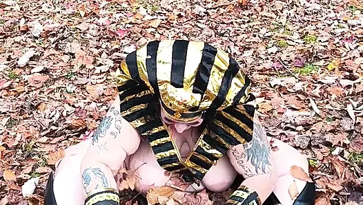 Kirli göt yaprağı götünde oynuyor boşalıyor numara yapmıyor