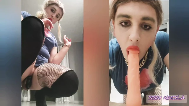Симпатичная сисси Nikola сосет дилдо перед трахом себя и кончает
