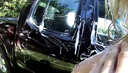 Çekici Alman genç kız arabayı temizledikten sonra sert sikiliyor