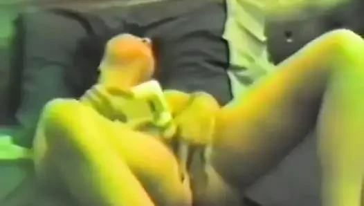 Azgın bir esmer iki dildoyla mastürbasyon yapıyor