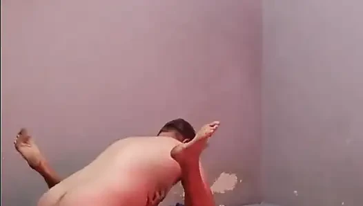 Orta yaşlı seksi kadın goril adam tarafından domaltılarak sikiliyor
