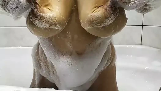 sarkık banyo göğüsler