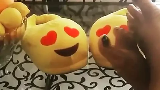 Çıplak ayak ve bir gülümseme ile Tiye