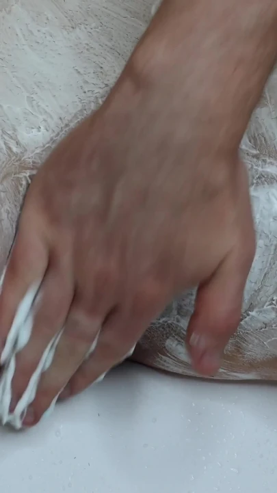 Tıraş makinesi ve tıraş köpüğü ile tıraş bıçağı ile kıllı bir amcığı tıraş ediyor! Close! | Klip 3