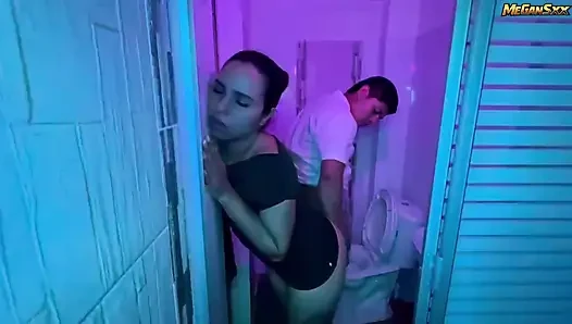 Diskonun banyolarında sikişiyor