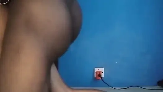 Afrikalı genç beyaz üvey anne işe gidince üvey annesinin yatak odasında sikişiyor