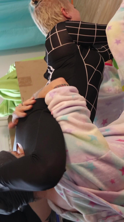 Onlyfans yayınıma birkaç gonzo, cosplay, freeuse, twister videoları aldım. Roma'ya gitmek üzere ve bu gezide ilk hamilelik porno kliplerimi çekeceğim. güzel bir hafta