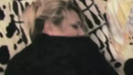 İtalyan çift yeni yılı puf yaparak kutluyor