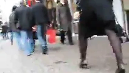 Uzun bacaklı hih-hels yürümek