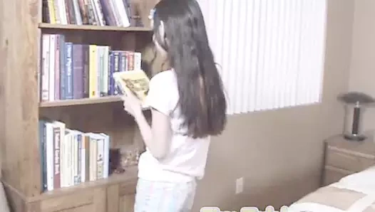 Minik tekir tek başına bir oturumun tadını çıkarıyor