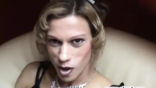 İç çamaşırlı seksi t-kız mastürbasyon yapıyor ve olgun bir çiftin seks yaptığını izliyor