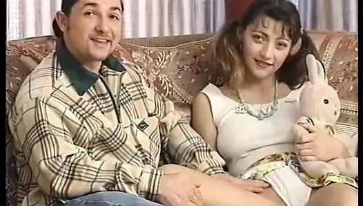 Esmer genç kız adamın büyük penisinin üzerinde zıplıyor