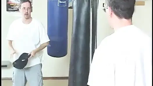 Kıvırcık sarışın sürtük spor salonunda amını sikiyor