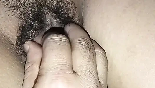 Desi Pooja Bhabhi Apni Chut Masajı