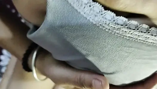 Seksi bayan ön sevişme ateşli amını parmaklıyor ve anal parmaklıyor