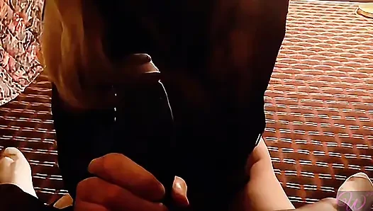 Travesti siyah yarağı emiyor ve oda arkadaşına biniyor