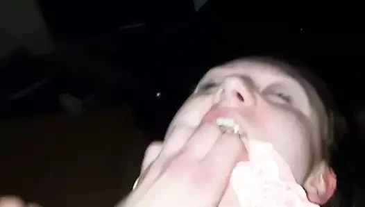 Doldurulmuş kirli külot içinde ağız ve creampied genç am