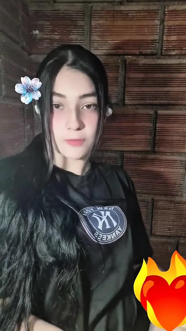 Genç büyük göğüslerini gösteriyor ve mastürbasyon yapıyor, çok zengin.