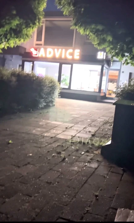 Oynuyor ve herkesin içinde teşhir ediyor!
