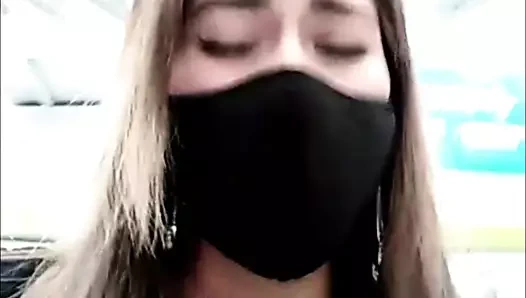 Katy, süpermarkette xhamster'da canlı yumurta kullanarak canlı yayın yapıyor