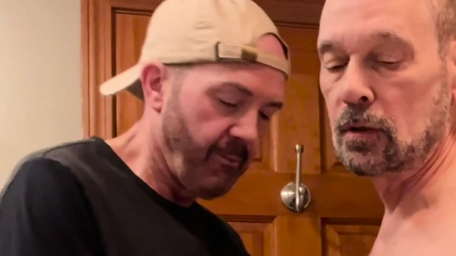 Üvey baba sigara içerken kankam sakso çekiyor