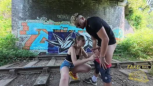 Alice Maze fake rail, tren istasyonunda yakalandı ve sikildi