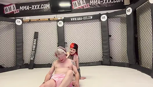 Pvc üvey anne mma kafesinde kadın kılıklıya işkence ediyor - uyluk kontrolü ve aşağılama