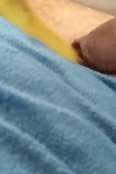 Canı sıkılan amatör domuz bir muz alıyor, sünneti ile meyve suyu, çok ateşli süt!