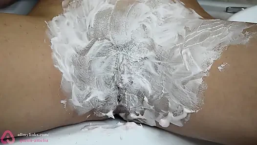 Karpuzlu kıllı amcığı tıraş ediyor köpük tıraş ediyor!