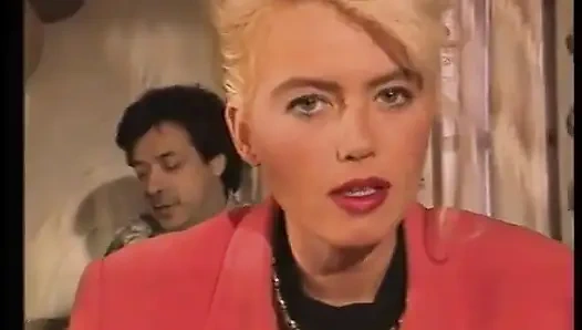 Sarışın Bomba Tutkulu Sikişte Yarağa Biniyor