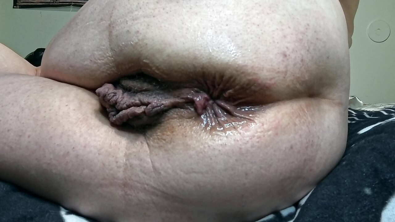 Kalın götte büyük çilekli dildo: derin anal binme ve ıslak eğlence