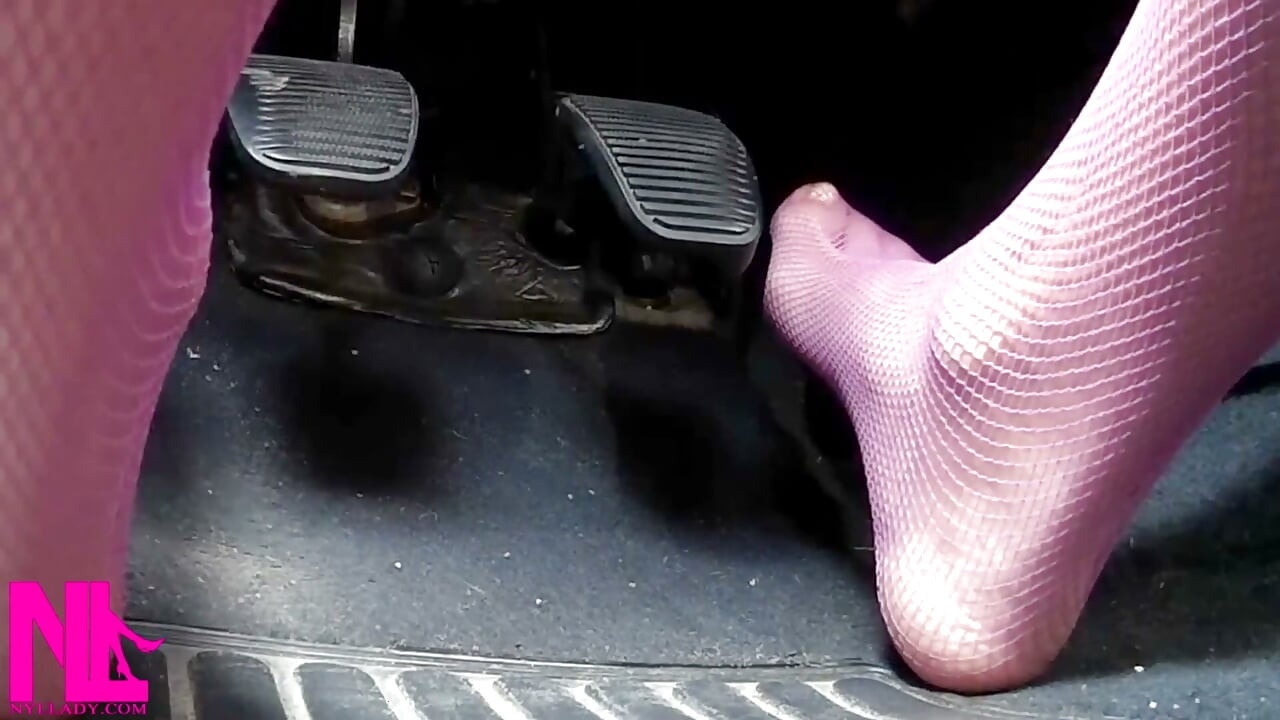 Pembe file çoraplarımla şehvetli pedal pompalıyor
