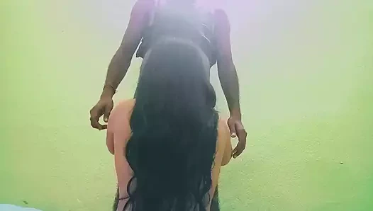 Hintli ateşli genç ev hanımı ayakta sert sikiliyor