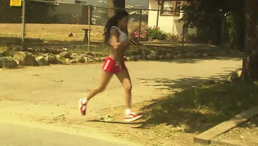 Göz kamaştırıcı hatun yakın çekimde sert bir yatakta seks yapıyor