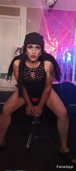 Travesti dildoyla sikişiyor