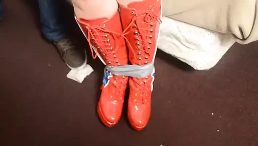 Scarlet dove bağlı ve taciz ediliyor